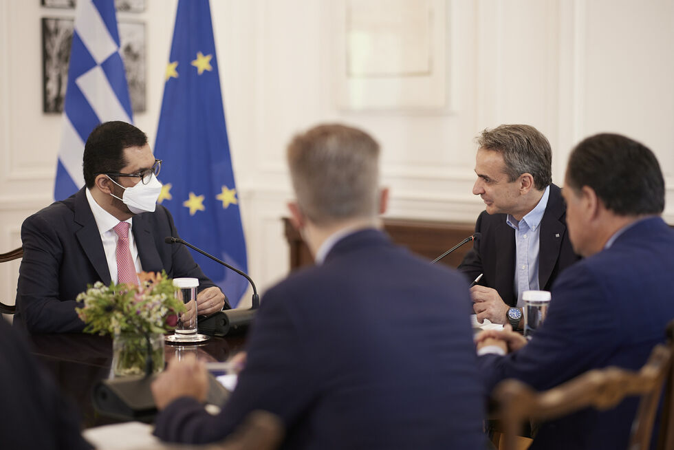Ενας μασκοφόρος στο μέγαρο Μαξίμου