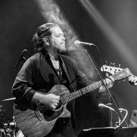 Καμία σχέση με αλαζόνες και αποστάτες πολιτικούς