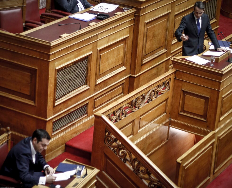 Βουλιάζει στις… ντροπολογίες που ψήφισε νύχτα