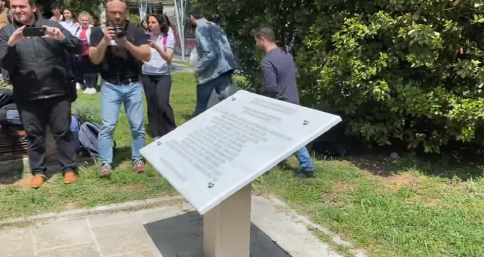 Συγκίνηση στο ΑΠΘ: Αποκαλυπτήρια στο μνημείο για τους φοιτητές που σκοτώθηκαν στα Τέμπη
