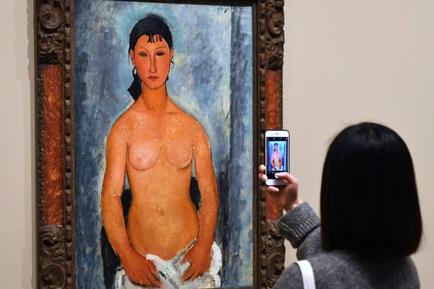 Γυμνά κορμιά, οβάλ πρόσωπα και άδειο βλέμμα