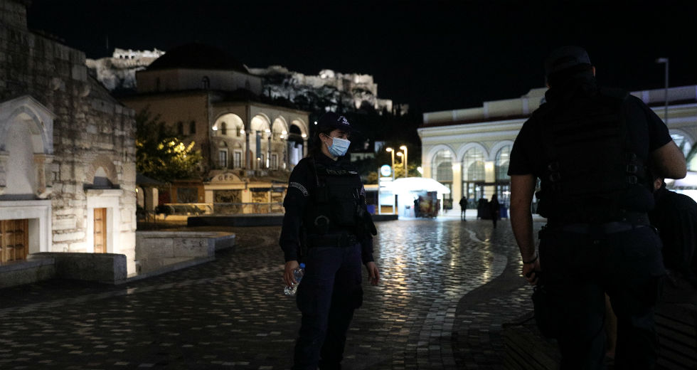 Έρημες πόλεις η Αθήνα και η Θεσσαλονίκη μετά τα μεσάνυχτα [εικόνες]