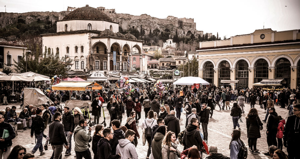 Σφύζει από κόσμο η γιορτινή Αθήνα