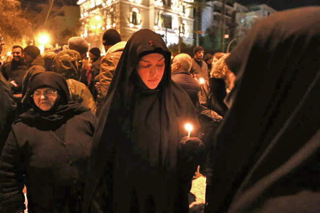 Φόρεσαν… ΧΑ-λυμμαύχι σε πιστούς και μοναχούς