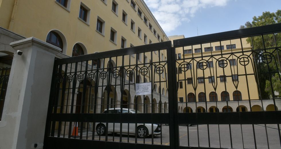 Επίθεση ιερέα με καυστικό υγρό σε μητροπολίτες στη Μονή Πετράκη