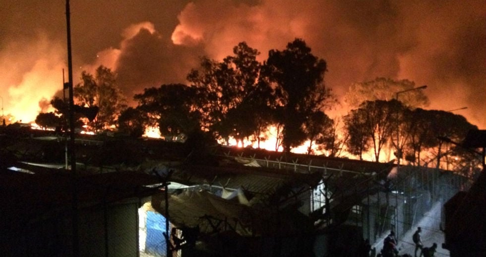 Πύρινη κόλαση στο ΚΥΤ της Μόριας – Εκκενώθηκε ο καταυλισμός