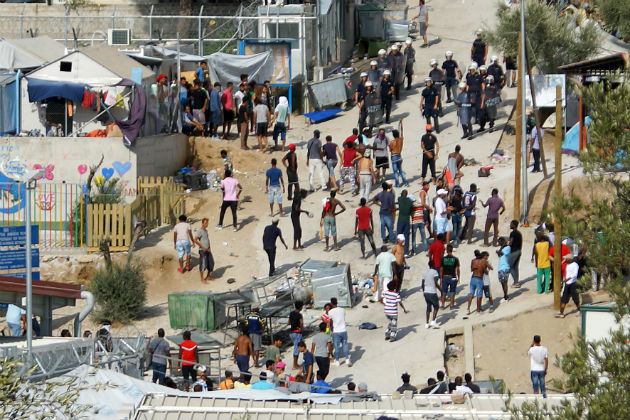 Χιλιάδες πρόσφυγες χωρίς στέγη στη Μυτιλήνη [Βίντεο]