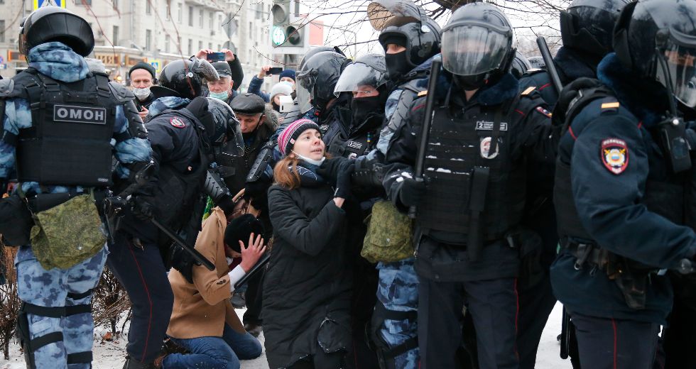 Εκατοντάδες συλλήψεις και καταστολή στις κινητοποιήσεις υπέρ του Ναβάλνι
