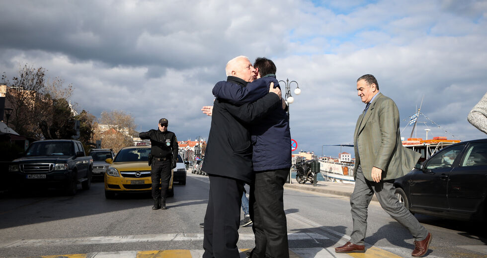 Η κυβέρνηση παίζει (με…) τον Μουτζούρη