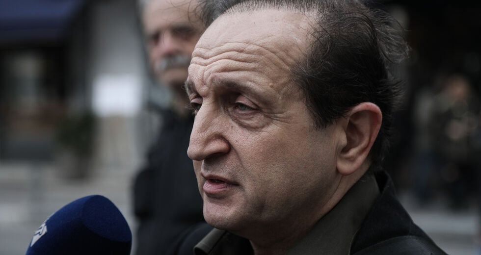 Ενώ καταναλώνει καφεΐνη, μοιάζει να τον παίρνει ο ύπνος