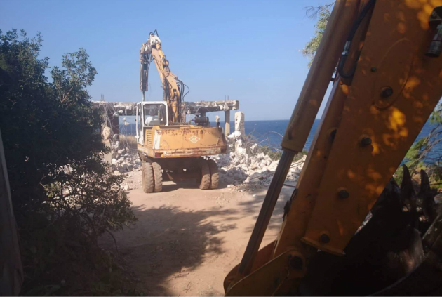 Στην παραλιακή οι πρώτες κατεδαφίσεις αυθαιρέτων