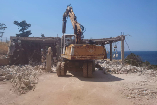 Στην παραλιακή οι πρώτες κατεδαφίσεις αυθαιρέτων