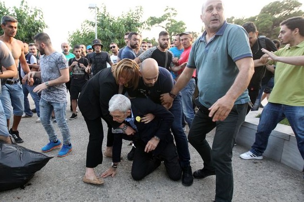 Κλείνει το μάτι στο ακροδεξιό ακροατήριο