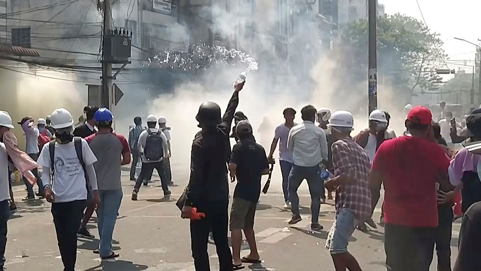 Σκηνές χάους στη Μιανμάρ – αληθινά πυρά κατά των αντιχουντικών διαδηλώσεων