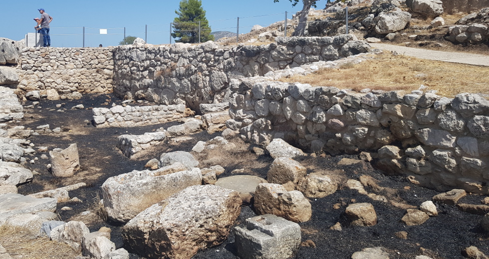 Αυτές είναι οι «μαυρισμένες» Μυκήνες της κ. Μενδώνη (φωτορεπορτάζ)