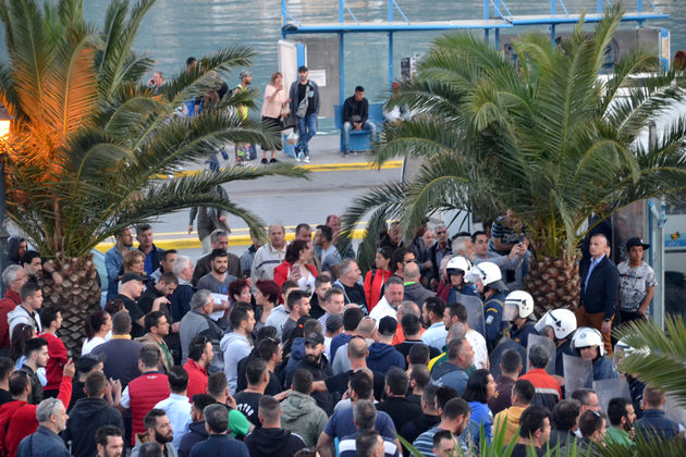 Τους περικύκλωσαν, τους άνοιξαν τα κεφάλια και έφυγαν ανενόχλητοι