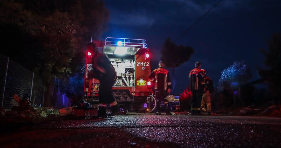Χωρίς ενεργό μέτωπο η φωτιά στη Ν. Μάκρη – Απειλήθηκαν σπίτια