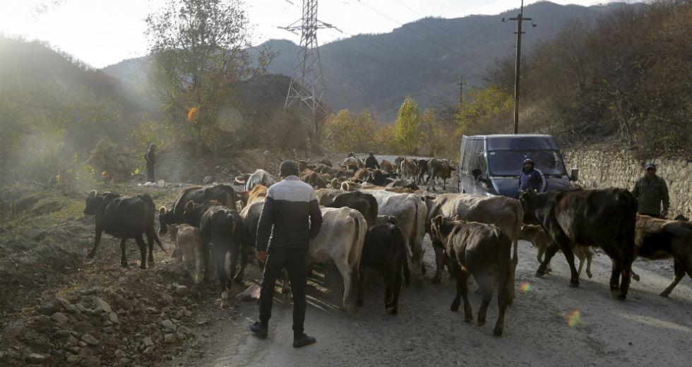Ναγκόρνο Καραμπάχ: Καίνε τα σπίτια τους οι Αρμένιοι πριν τα εγκαταλείψουν