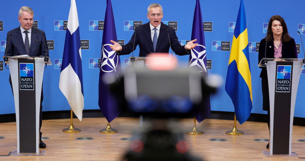 Η ευρωπαϊκή ουδετερότητα πάει περίπατο στη σκιά του νέου Ψυχρού Πολέμου