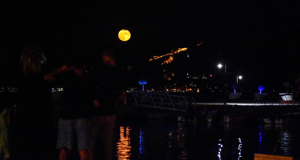 Μάγεψε η τελευταία πανσέληνος του καλοκαιριού [ Φωτογραφίες ]