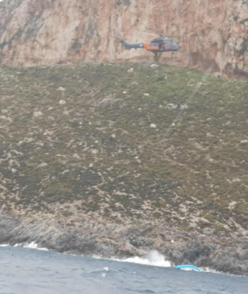Ναυάγιο στη Λέρο με 41 διασωθέντες, μια νεκρή και τρία παιδιά σε κρίσιμη κατάσταση