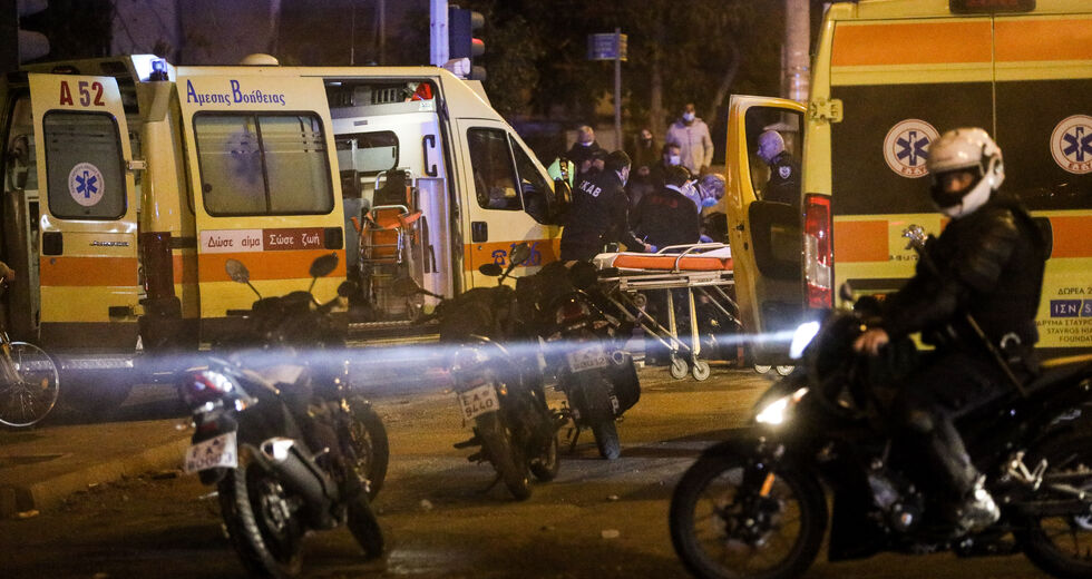 Η Νέα Σμύρνη φλέγεται από την οργή και αντιστέκεται