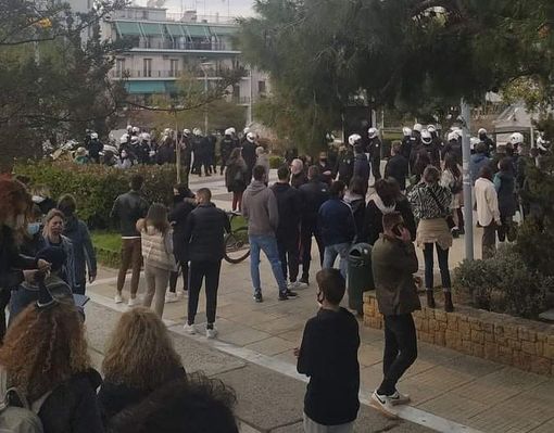 Βροντερό «όχι» στην καταστολή λέει η Νέα Σμύρνη – Με χημικά απαντά η ΕΛ.ΑΣ.