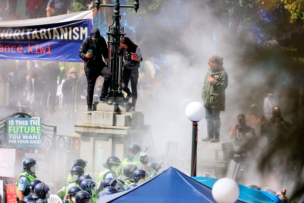 Συγκρούσεις έξω από το Κοινοβούλιο της Ν. Ζηλανδίας για τα περιοριστικά μέτρα