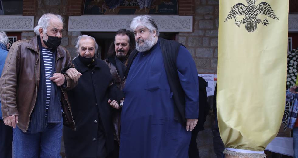 Πλήθος κόσμου στο τελευταίο αντίο για τον τεράστιο Μίμη Παπαϊωάννου