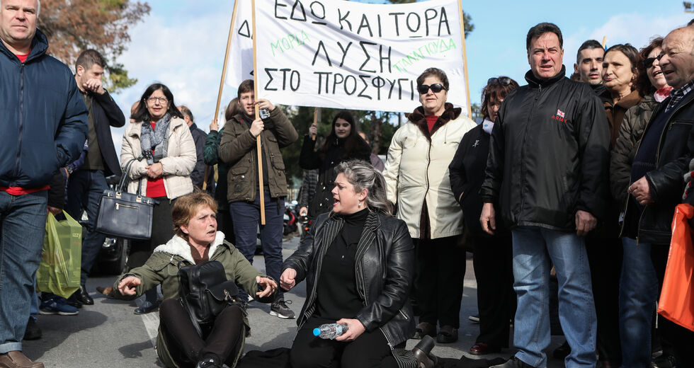 Η κυβέρνηση παίζει (με…) τον Μουτζούρη