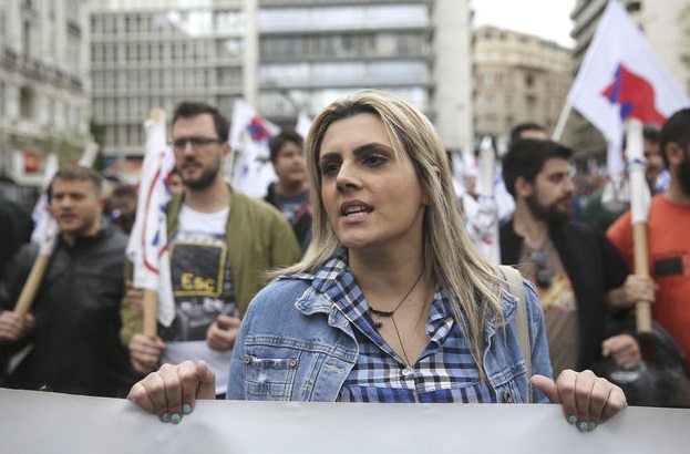 Χιλιάδες τα «όχι» έξω από τη Βουλή