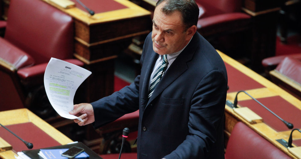 Προσπαθούν να μπλέξουν και τον Πρόεδρο στα παιχνίδια τους