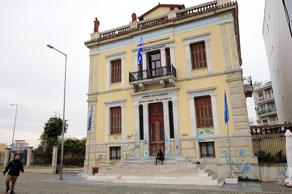 Το σπίτι με τα αγάλματα