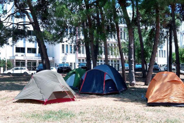 Φεύγοντας, έριξαν… κι ένα σφουγγάρισμα