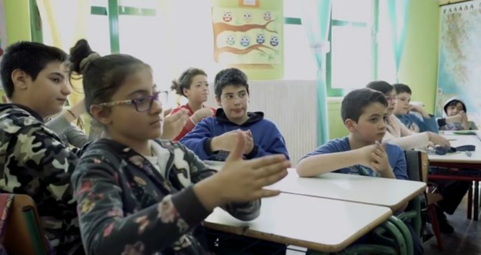 Μαθητές μαθαίνουν νοηματική για να επικοινωνούν με συμμαθήτριά τους