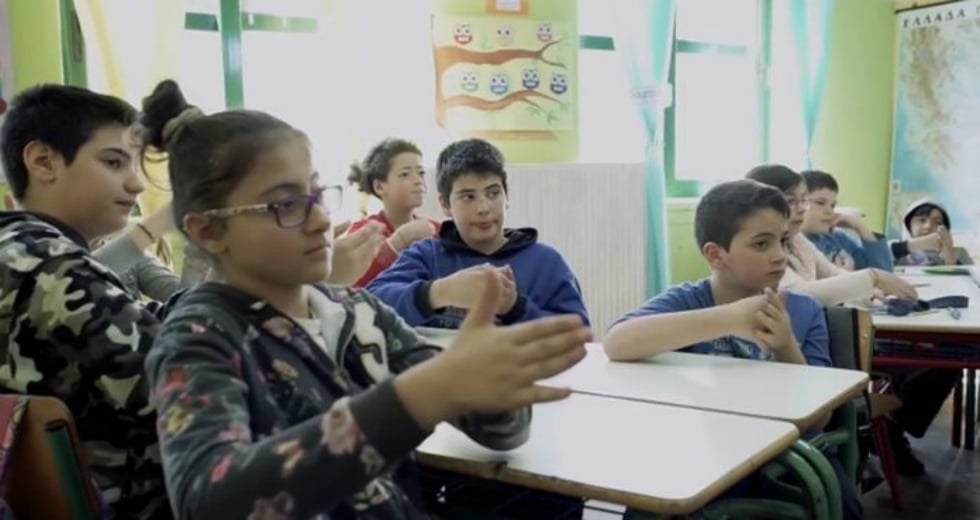 Μαθητές μαθαίνουν νοηματική για να επικοινωνούν με συμμαθήτριά τους