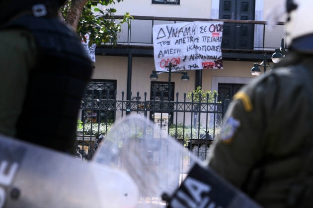 Φοιτητές, καθηγητές και ΜΑΤ έξω από τη Νομική