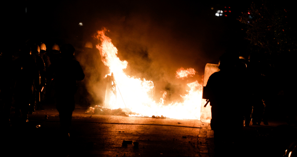Ξέσπασμα οργής και άγριας καταστολής στη Ν. Σμύρνη