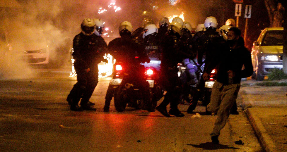 Ξέσπασμα οργής και άγριας καταστολής στη Ν. Σμύρνη