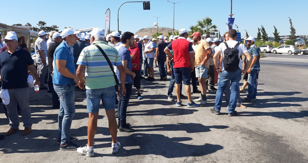 Οδηγοί Τουριστικών Λεωφορείων: Διαμαρτυρία στο αεροδρόμιο, συνεχίζουν την απεργία