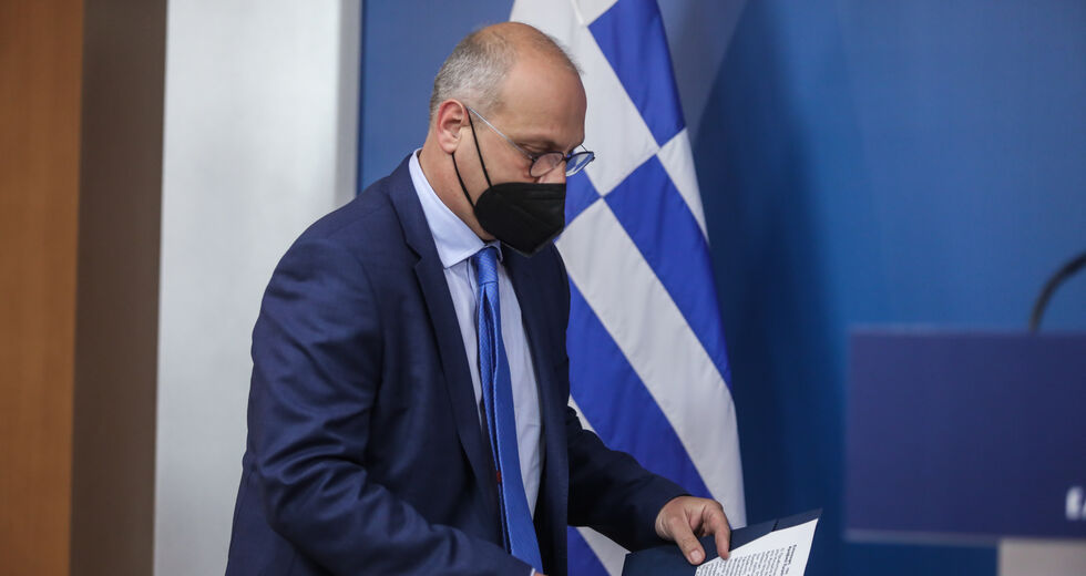 Ρίχνει στον λάκκο με τα λιοντάρια τους συνεργάτες του