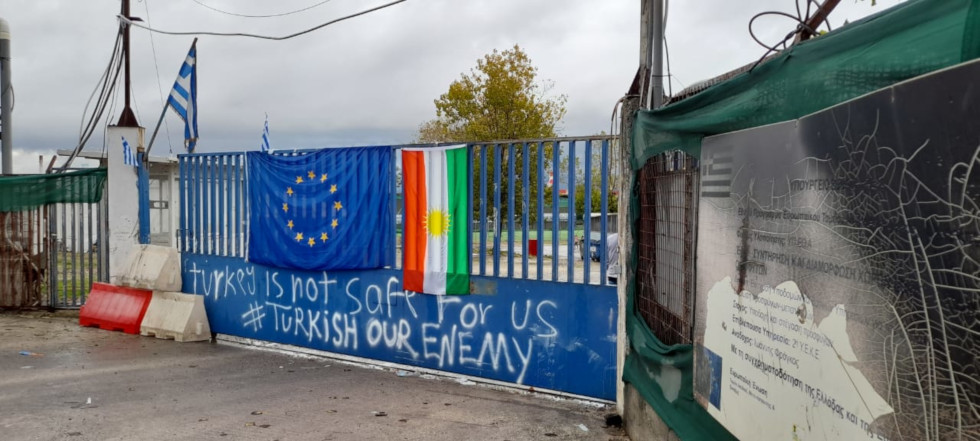 Οινόφυτα: Κλειστή η προσφυγική δομή – Διαμαρτυρία για μαζικές απορρίψεις Κούρδων