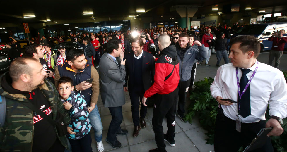 «Χαμός» στο αεροδρόμιο για τον Ολυμπιακό [εικόνες + βίντεο]