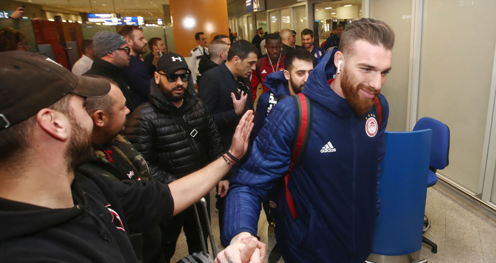 «Χαμός» στο αεροδρόμιο για τον Ολυμπιακό [εικόνες + βίντεο]