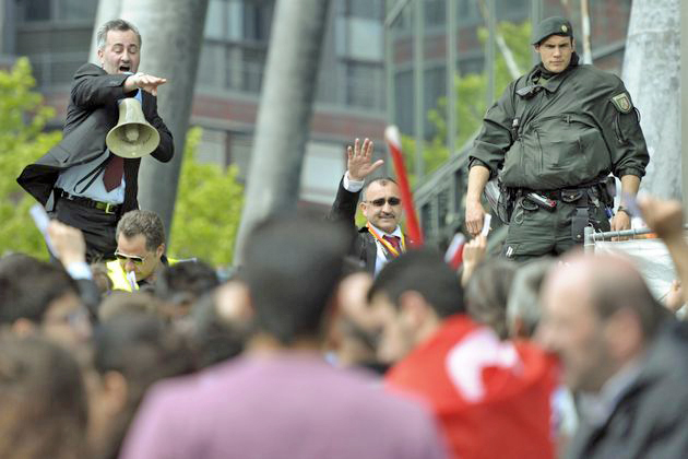 Αυτοκρατορική… φρουρά από εθελοντές οπαδούς