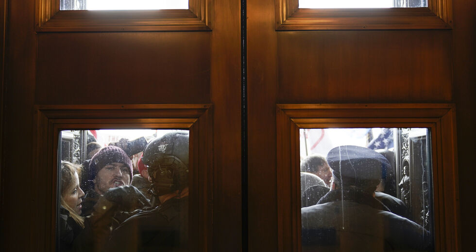 Μαινόμενοι οπαδοί Τραμπ εισέβαλαν στο Καπιτώλιο!