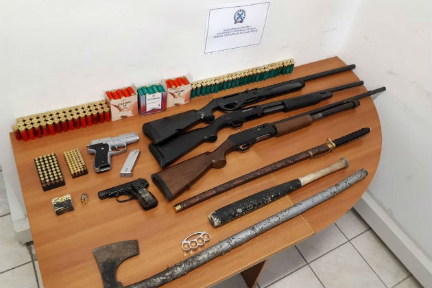 Έκρυβαν όπλα και 250.000 ευρώ που δεν μπορούσαν να δικαιολογήσουν