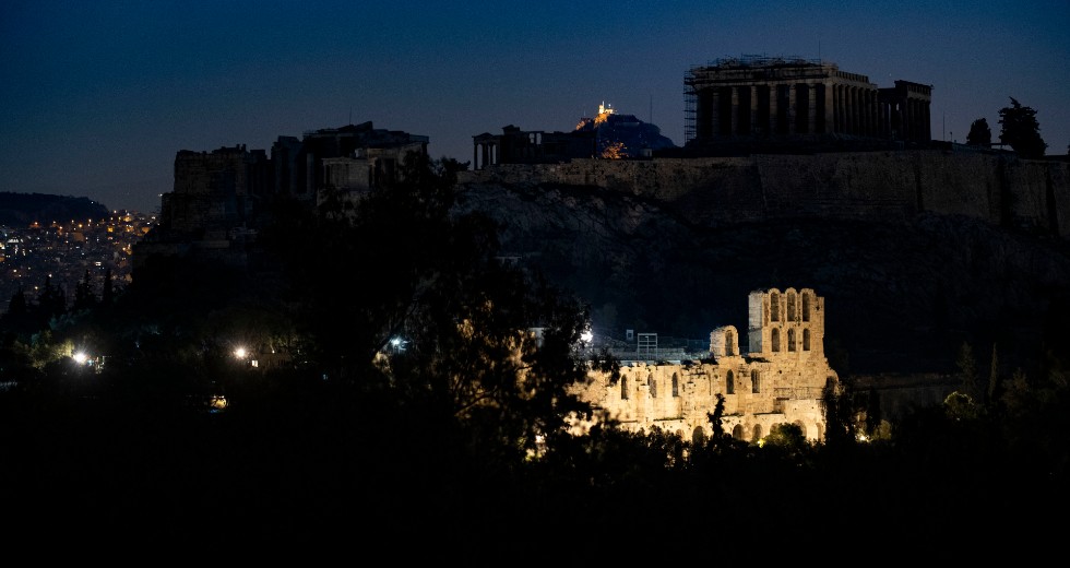 Μνημεία και κτίρια σε όλο τον κόσμο έσβησαν τα φώτα για την «Ώρα της Γης»