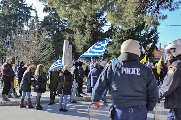 Οι αφιονισμένοι ακροδεξιοί απομακρύνθηκαν σε 5΄