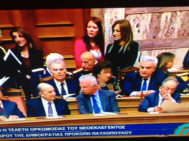 Εκαναν γκράφιτι τη νύχτα στη Βουλή!